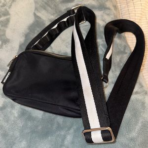 Lululemon Athletica Everywhere Belt Bag 1L - extended trap / key loops